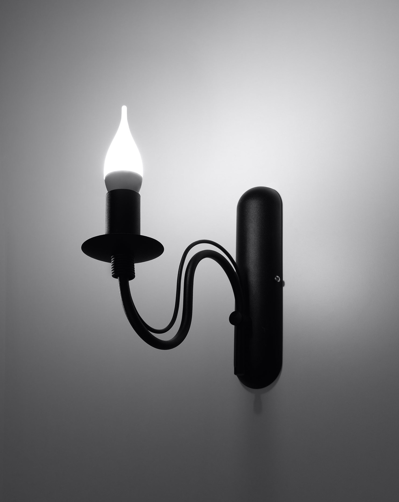 Aplique MINERWA negro + 1x bombilla LED E14 3000K Cálida 7,5W 620lm